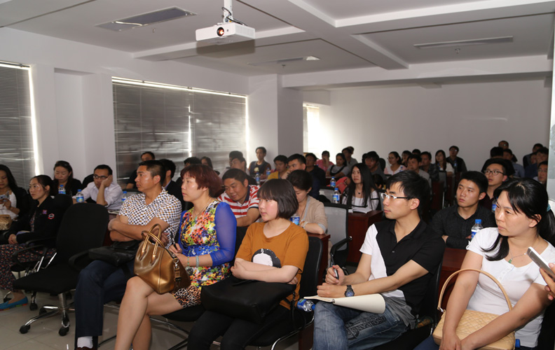 2015年4月18日，云南天度集團天貓?zhí)詫氝\營沙龍在云紡國際商廈A座18樓舉行，全國知名淘寶運營人士現(xiàn)場進(jìn)行了分享和講解，數(shù)十名淘寶及天貓店主參加了本次沙龍，場面異?；鸨?，連走廊都坐滿了人